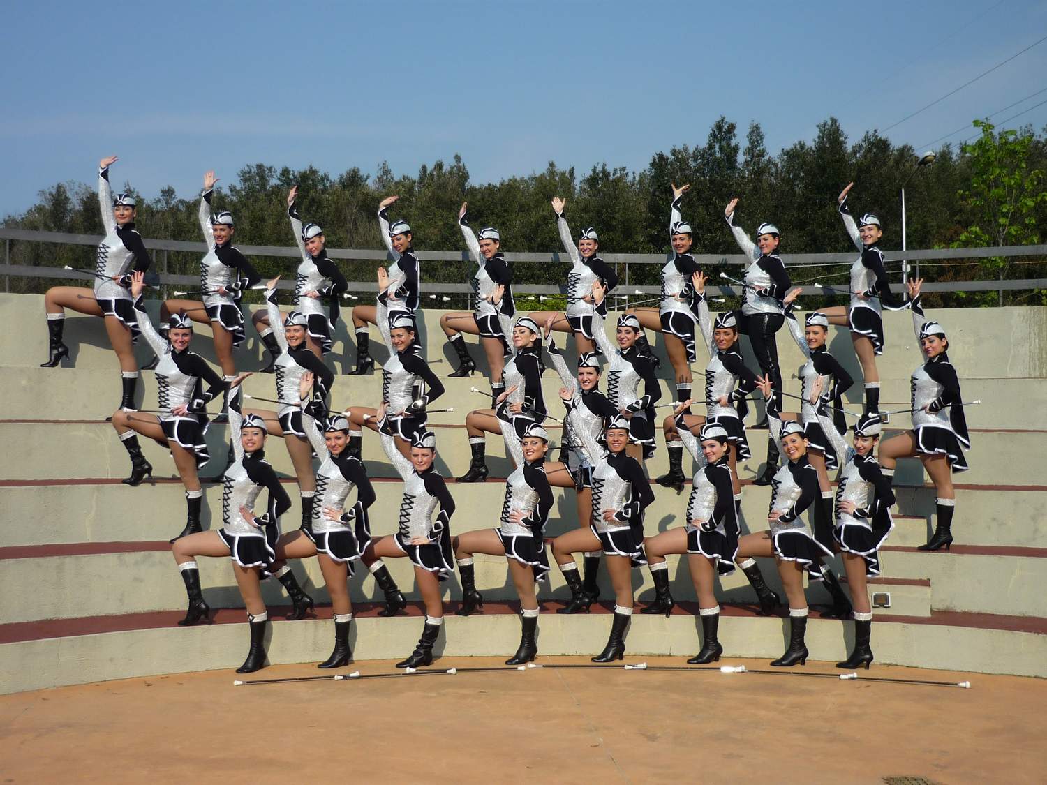 http://www.giulianovanews.it/wp-content/uploads/2010/05/MAJORETTES-MENTANA_02.jpg