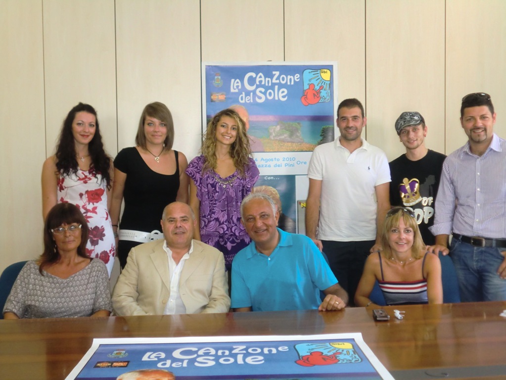 (nella foto allegata il sindaco Vallescura, gli assessori Mazzone e Di Marco tra Nduccio e i finalisti del premio)  