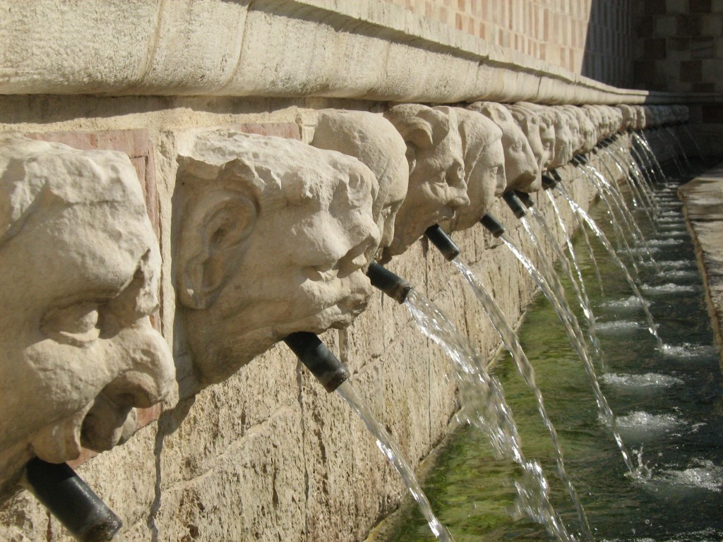  Dettaglio della Fontana della Rivera, detta "delle 99 cannelle" (foto di Camillo Berardi)