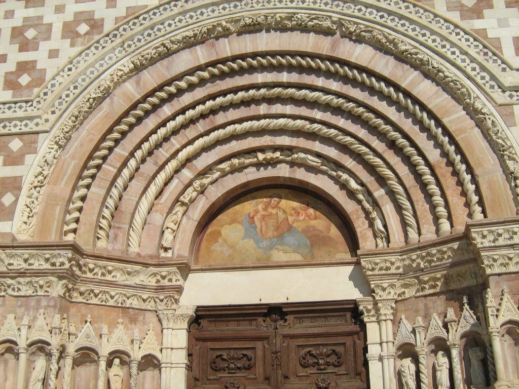 Dettaglio del portale centrale della Basilica di Santa Maria di Collemaggio (foto di Camillo Berardi)